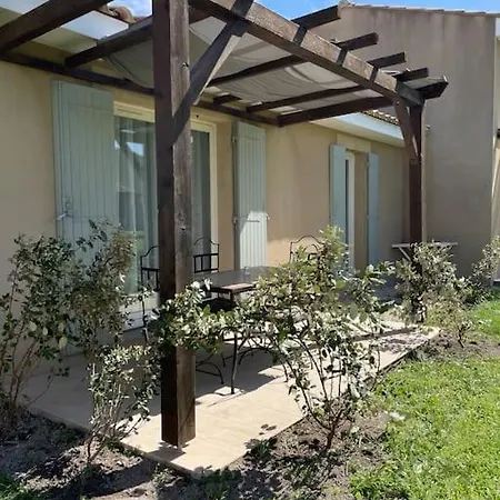 Villa Tia - Appartement 2 Chambres - Piscine - Bord De Lac Saint-Saturnin-les-Avignon Exterior photo